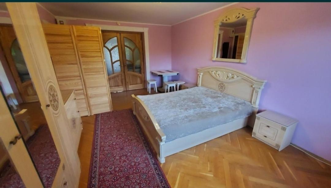 Затишні Апартаменти В Центрі Rivne Exterior photo